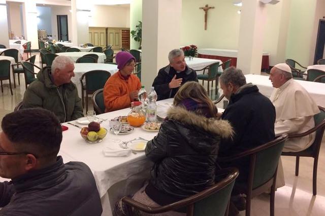 Папа римский отметил 80-летие завтраком с бездомными