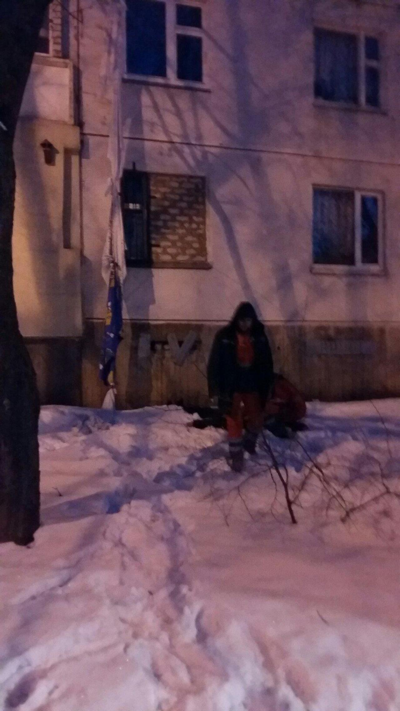 В Харькове женщина пыталась слезть с 9-го этажа по простыням, но сорвалась
