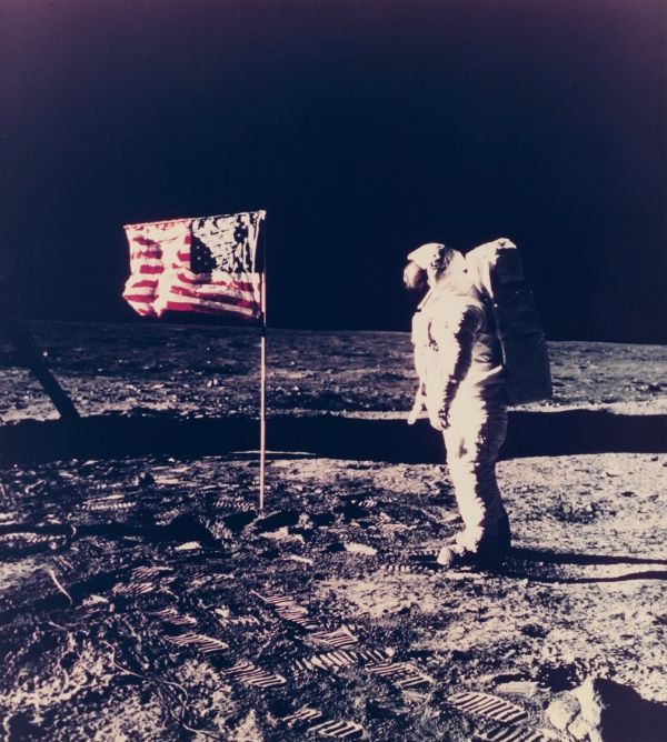 NASA продаст редкие фото из космоса и с Луны