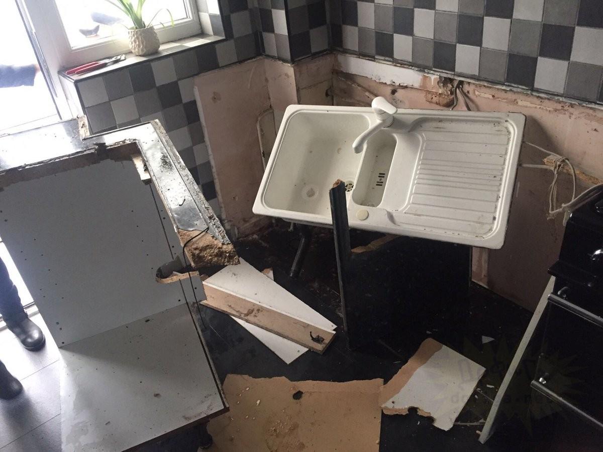 Последствия взрыва стиральной машины на кухне