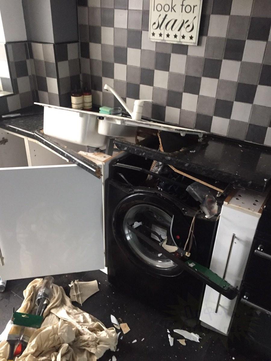 Последствия взрыва стиральной машины на кухне
