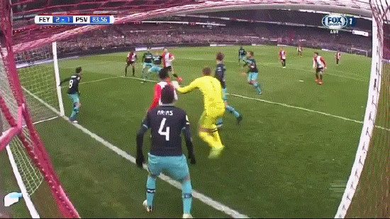 Голландский вратарь занёс мяч в ворота, пытаясь встать на ноги