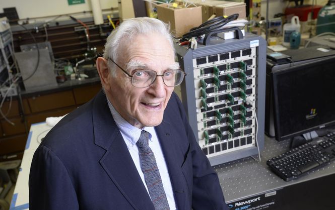 Отец литий-ионной батареи создал новый прорывной аккумулятор