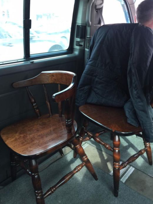 В Казахстане через систему Uber работал фургон с деревянными стульями 