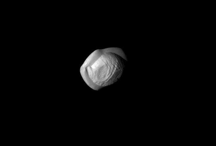 Спутник Сатурна Пан оказался похожим на гигантский пельмень