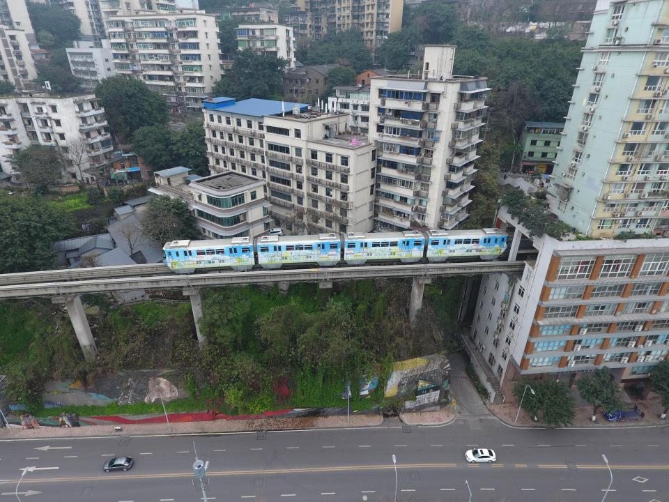Поезд проходит через центр 19-этажного жилого дома в Китае