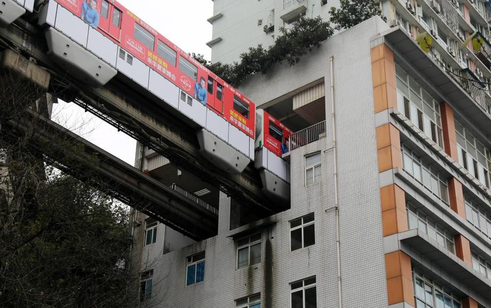 Поезд проходит через центр 19-этажного жилого дома в Китае