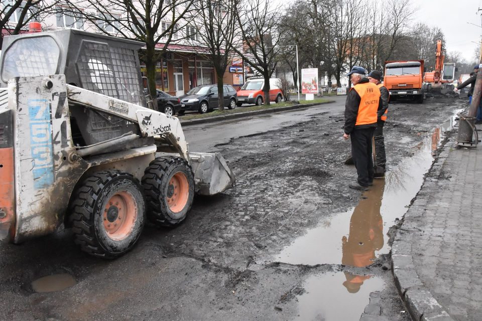 На западе Украины починили дорогу, "откопав" из асфальта старое покрытие конца 50–х