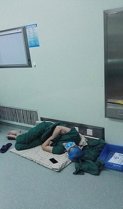 Китайский хирург, отработавший 28 часов, лег спать прямо в больничном коридоре