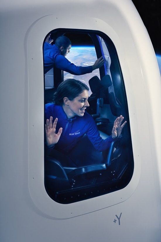 Компания Blue Origin показала интерьер капсулы New Shepard космических туристов
