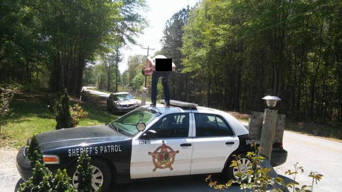 Американец отметил Пасху непристойными фото на крыше автомобиля шерифа