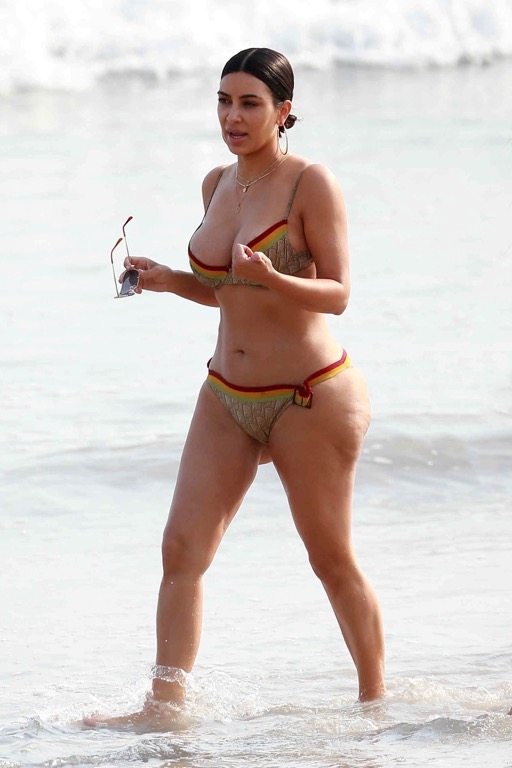 Ким Кардашьян на пляже в Мексике 