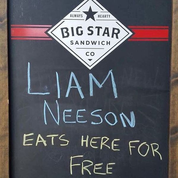 Актер Лиам Нисон пришел в кафе, пообещавшее ему бесплатный сэндвич