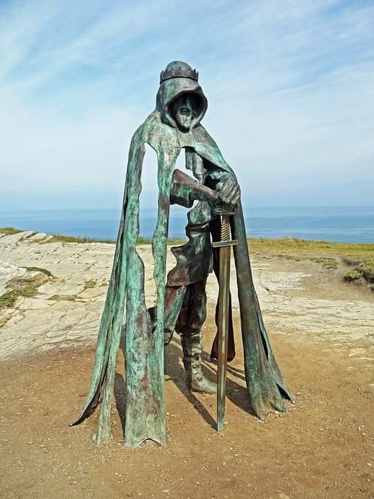 8-футовая статуя короля Артура