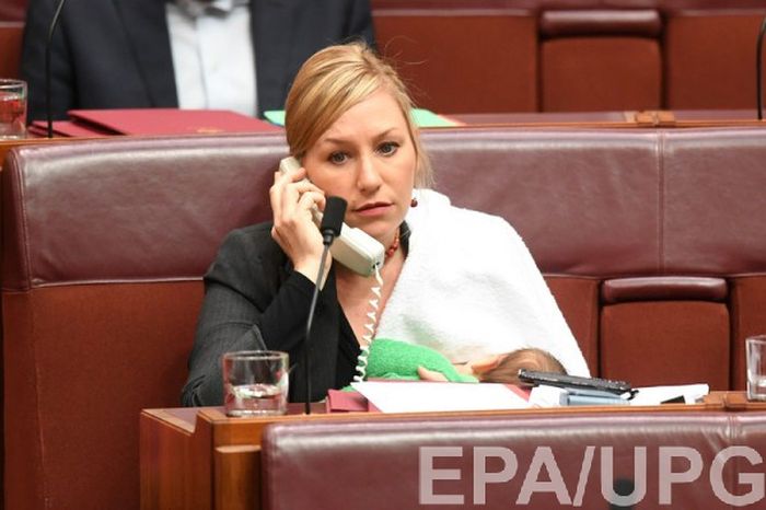 Австралийский сенатор впервые покормила ребенка грудью на заседании парламента