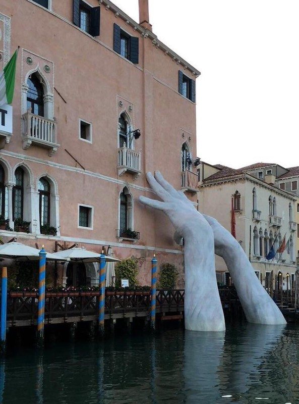 Новая скульптура Лоренцо Куинна открыта в Венеции. 