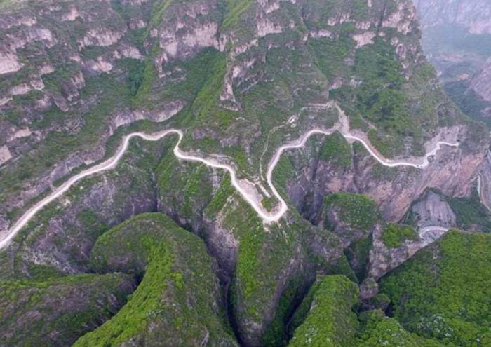 Китайская горная дорога, которую строили на протяжении 50 лет 