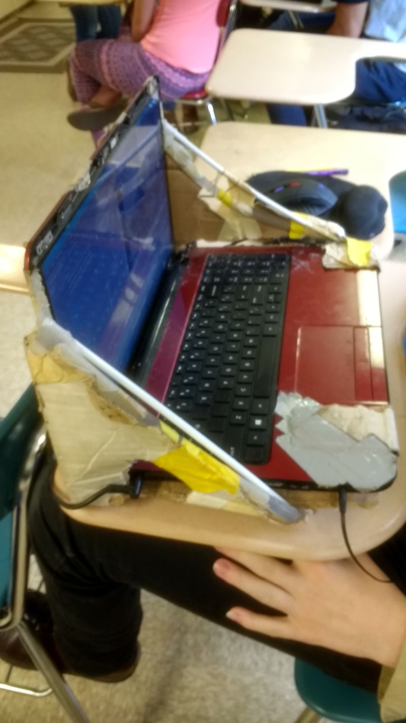 Убитый ноутбук, залатанный картоном, скотчем и трубочками