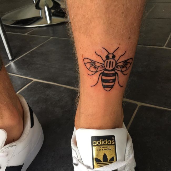Татуировки с пчелой в память о жертвах теракта в Манчестере