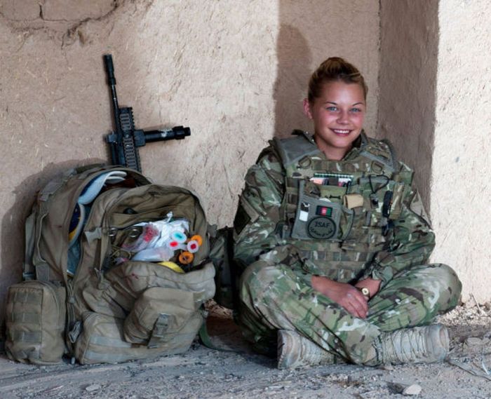 Девушки-военнослужащие из разных стран мира