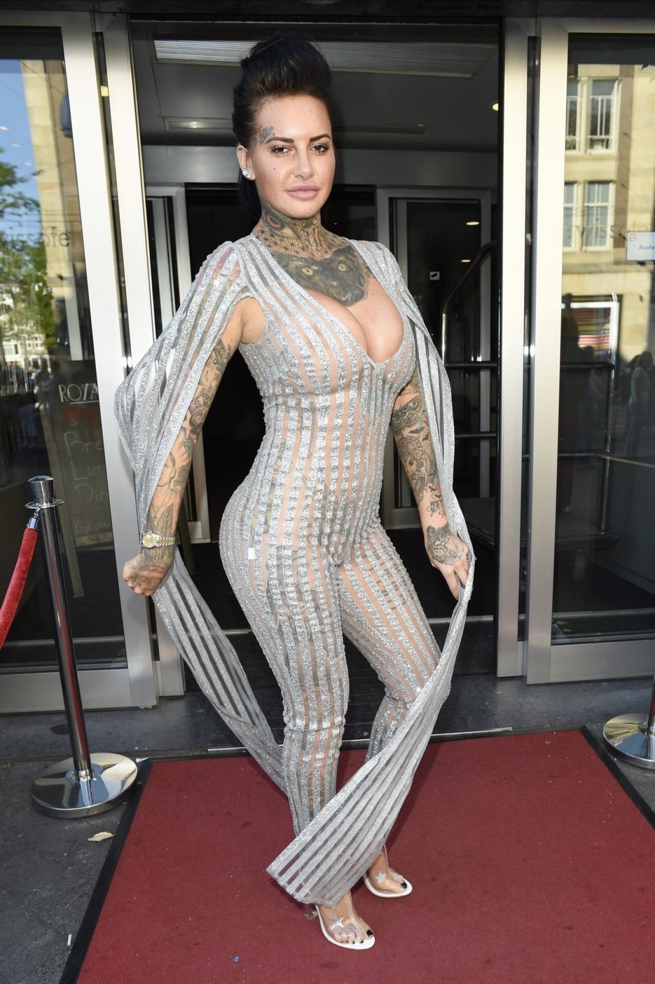 Просвечивающийся наряд и татуировки Джеммы Люси привлекли внимание публики в Амстредаме