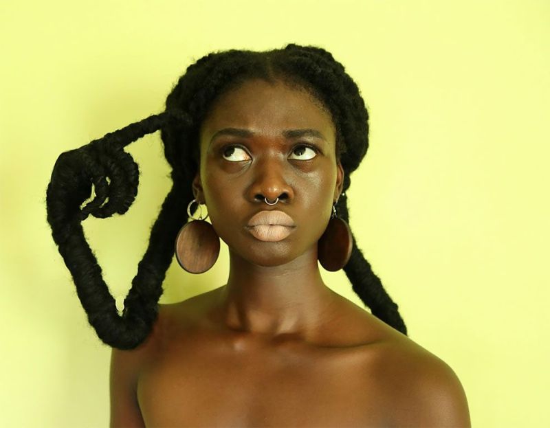 Африканская художница смастерила себе вторую пару рук из волос