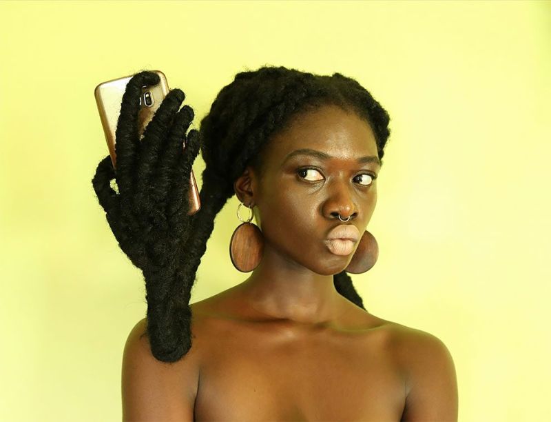 Африканская художница смастерила себе вторую пару рук из волос