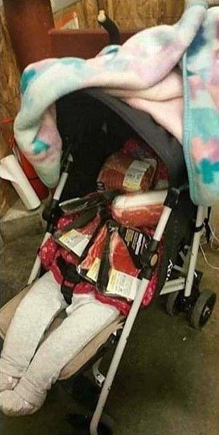 В коляске у подозрительной покупательницы мирно спал ребенок