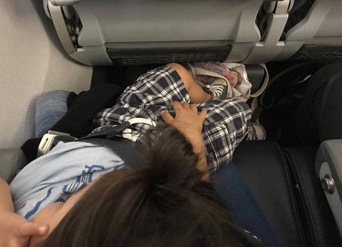 Авиакомпания United Airlines забрала оплаченное место у 2-летнего ребенка