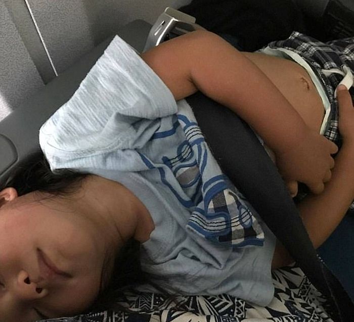 Авиакомпания United Airlines забрала оплаченное место у 2-летнего ребенка