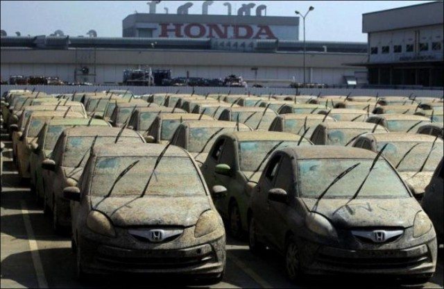 Хонда уничтожает утопленные автомобили