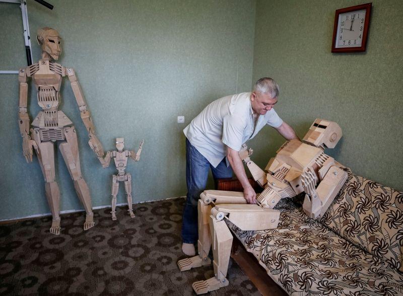 Запорожский Папа Карло выстрогал семейку деревянных роботов