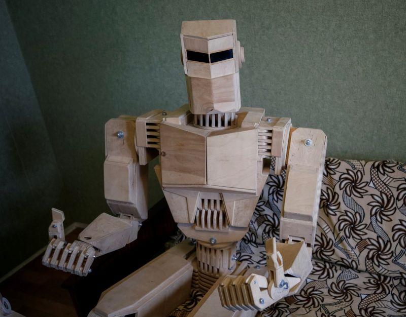 Запорожский Папа Карло выстрогал семейку деревянных роботов