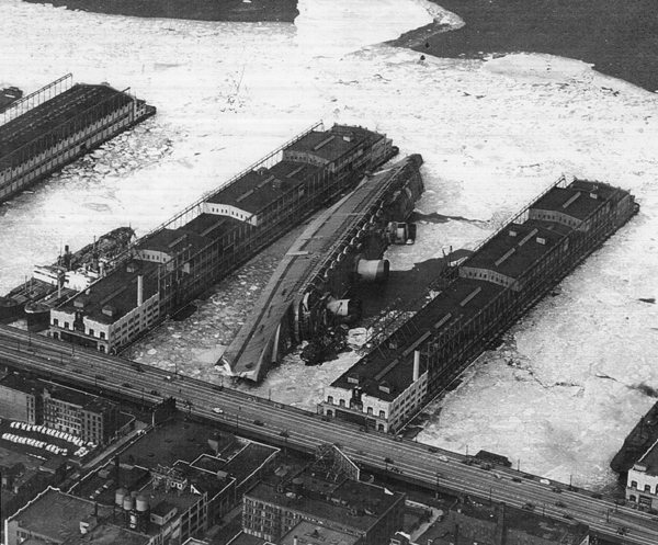 Крушение "Нормандии" у пирса, Нью–Йорк, 9 февраля, 1942 год