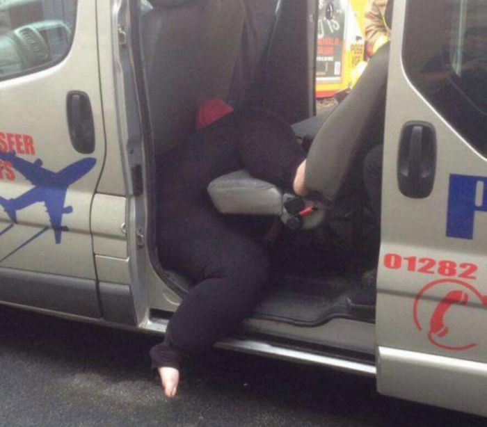 Тучная женщина застряла в такси