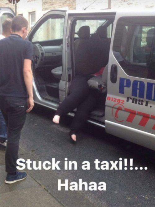 Тучная женщина застряла в такси 