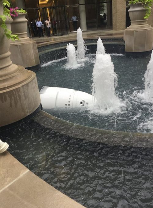 Робот-охранник «утопился» в фонтане торгового центра