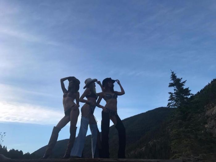Алессандра Амбросио, Кэндис Свэйнпол и другие в ковбойской фотосессии Victoria’s Secret