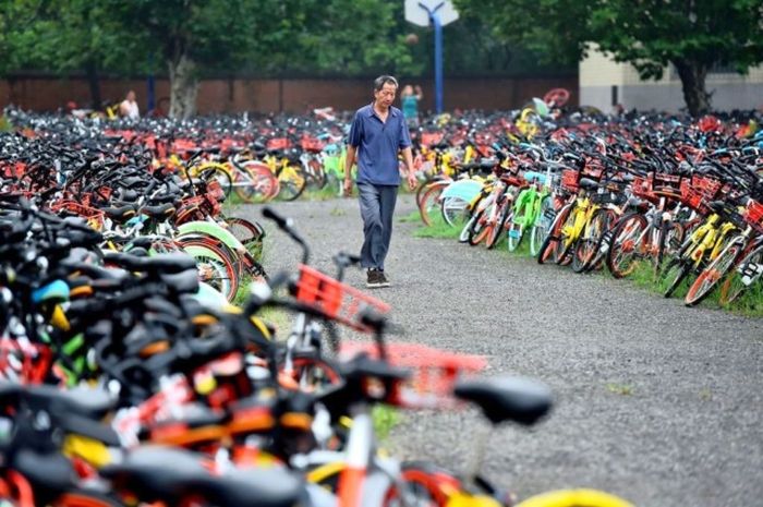 Десятки тысяч брошенных велосипедов в Китае