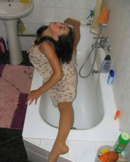 Девушка демонстрирует растяжку в ванной