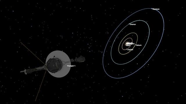  «Вояджеру 1», который первым улетел за пределы Солнечной системы, исполнилось 40 лет. И он все еще летит!