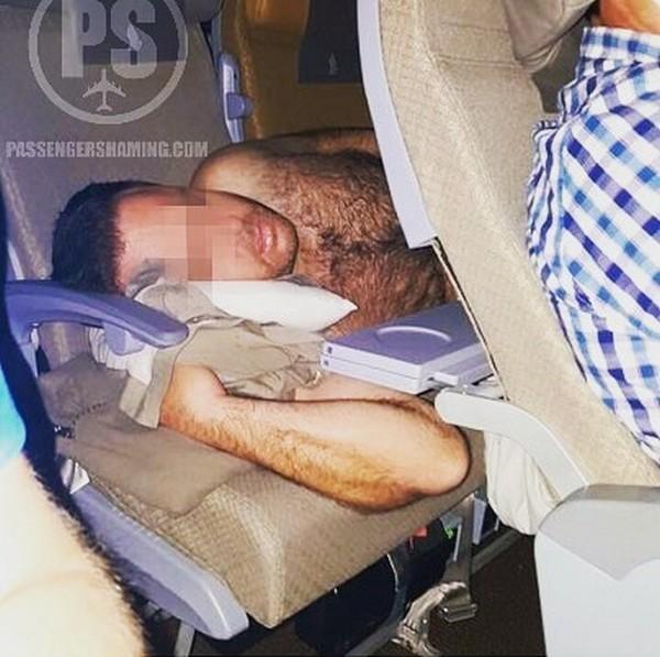 Бывшая стюардесса показывает странные и неловкие поступки авиапассажиров