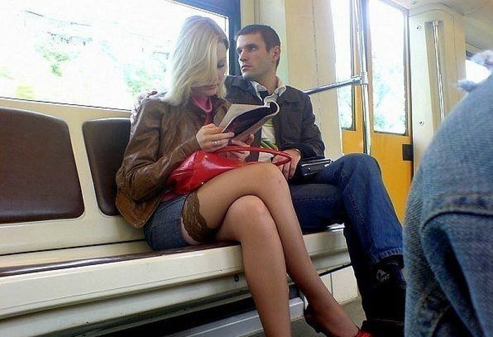 Милые девушки в метро