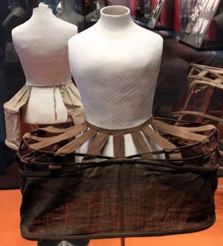 7 странных предметов гардероба, которые женщины носили под юбками