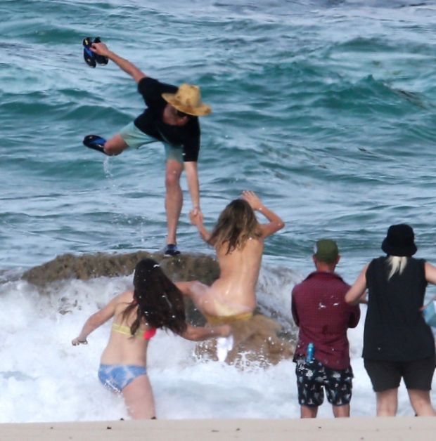 Кейт Аптон упала в воду во время откровенной фотосессии