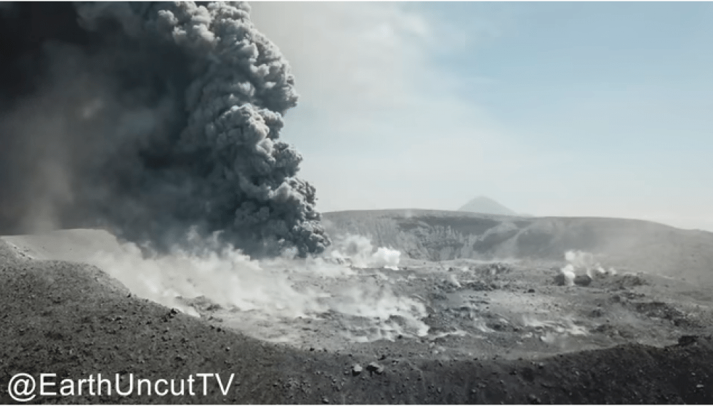 Извержение вулкана в Японии, заснятое дроном