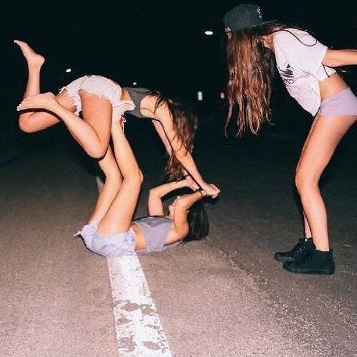 Пьяные девки отрываются на тусе