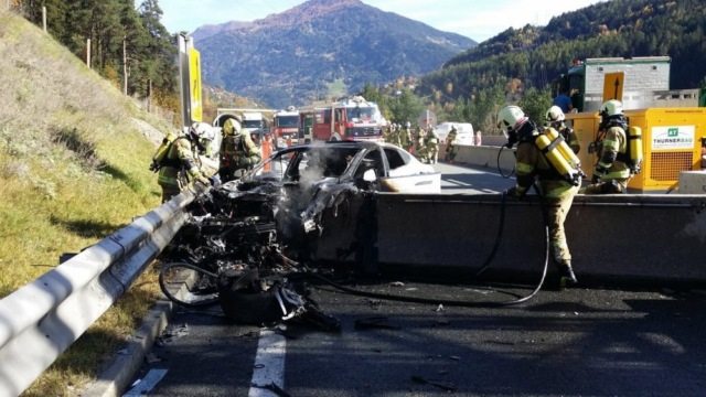 В Австрии пять спецмашин и 35 пожарных участвовали в тушении Tesla Model S