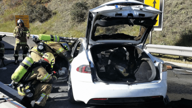 В Австрии пять спецмашин и 35 пожарных участвовали в тушении Tesla Model S