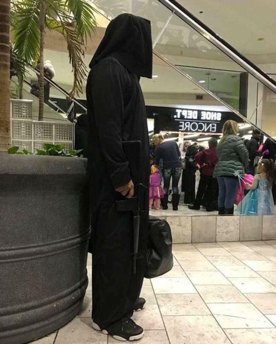 Неудачный костюм на Хэллоуин вызвал панику среди посетителей торгового центра в США